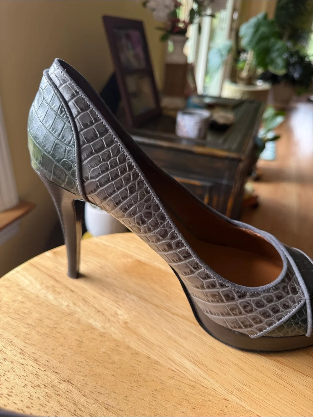 Nine West Croc Embossed Leather Peep Toe Platform Heels Olive Green sz 10